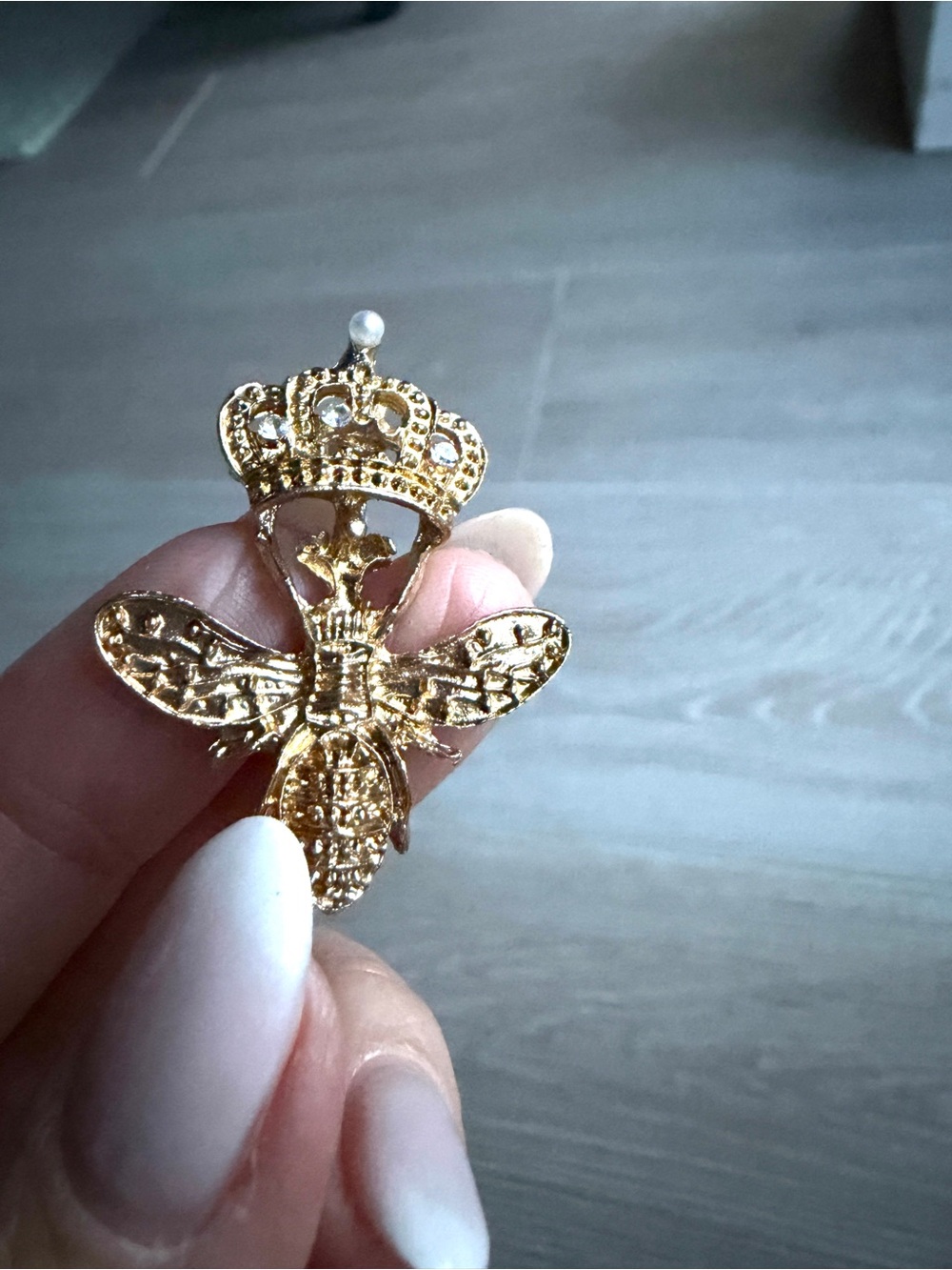 Vintage Queen Bee Gold Brooch - Women Jewelry